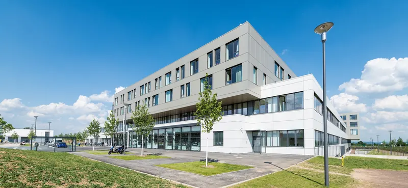 Neues Klinikgebäude mit heller Fassade